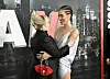 Hayden Panettiere umarmt eine Schauspielkollegin auf dem Red Carpet.