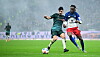 Jordan Torunarigha vom HSV im Zweikampf mit Cameron Puertas von Werder Bremen vor einer TV-Kamera von Sky