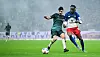 Jordan Torunarigha vom HSV im Zweikampf mit Cameron Puertas von Werder Bremen vor einer TV-Kamera von Sky