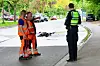 Einsatzkräfte vor aufgeplatzter Straße