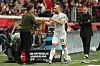 Wolfsburg-Trainer Dieter Hecking klatscht Christian Eriksen ab