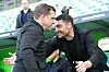 Markus Krösche und Albert Riera umarmen sich.