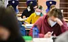 Schüler eines Abiturjahrgangs sitzen in einem Klassenraum