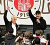 Andreas Bornemann und Alexander Blessin recken nach dem St. Pauli-Klassenerhalt 2025 jubelnd die Fäuste empor