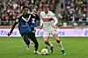 Stuttgart-Profi Maximilian Mittelstädt im Duell mit Warmed Omari vom HSV