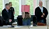 Die Angeklagte im Fall Fabian hält sich eine Mappe vors Gesicht.