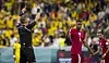 Schiedsrichter Daniele Orsato zeigt das VAR-Zeichen bei der WM