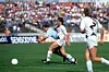 Marcus Marin von den Stuttgarter Kickers im Zweikampf mit Peter Knäbel von St. Pauli in der Relegation 1991