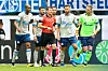 Schalke-Profis diskutieren mit Schiedsrichter Patrick Ittrich