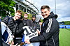 HSV-Trainer Merlin Polzin beglückt die Fans nach dem Training mit Autogrammen.