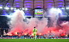 Auf der Nordtribüne im Volksparkstadion werden Rauchtöpfe gezündet und andere Pyro-Gegenstände abgebrannt.