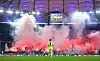 Auf der Nordtribüne im Volksparkstadion werden Rauchtöpfe gezündet und andere Pyro-Gegenstände abgebrannt.