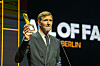 Dirk Nowitzki präsentiert seinen Award