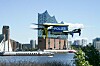 Eine Polizeidrohne fliegt am Hafen entlang.