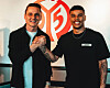 Mainz-Sportdirektor Niko Bungert begrüßt Ex-HSV-Stürmer Ransford Königsdörffer