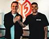 Mainz-Sportdirektor Niko Bungert begrüßt Ex-HSV-Stürmer Ransford Königsdörffer