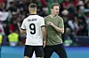 Julian Nagelsmann klatscht mit Niclas Füllkrug ab.