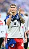 HSV-Profi Luka Vuskovic verabschiedet sich nach dem Heimspiel gegen Freiburg von en Fans.