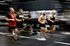 Läufer beim Sport auf einer Indoor-Strecke