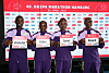 Kennedy Kimutai, Marion Kibor, Rebecca Tanui und Bernard Kiprop Koech zeigen ihre Namensschilder bei einer Pressekonferenz