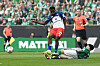 Philip Otele vom HSV tritt Cameron Puertas von Werder Bremen und sieht dafür die Rote Karte