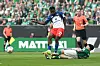 Philip Otele vom HSV tritt Cameron Puertas von Werder Bremen und sieht dafür die Rote Karte
