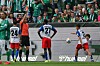 Florian Exner zeigt Philip Otele die Rote Karte