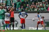Florian Exner zeigt Philip Otele die Rote Karte