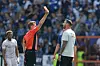 Tobias Stieler zeigt Mitch Kniat Rot