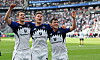 Luka Vuskovic, Nicolai Remberg und Nicolas Capaldo feiern mit den HSV-Fans