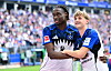 Shafiq Nandja und Louis Lemke lächeln vor der Nordtribüne.