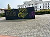 Das mit Graffiti beschmierte Denkmal vor dem Altonaer Rathaus