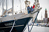 Drei Jugendliche stehen auf dem Segelschiff „Eendracht“.