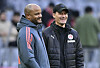 Bayern-Trainer Vincent Kompany und St. Pauli-Coach Alexander Blessin unterhalten sich und lachen dabei