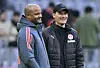 Bayern-Trainer Vincent Kompany und St. Pauli-Coach Alexander Blessin unterhalten sich und lachen dabei