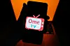 Eine Hand hält ein handy auf dem die Plattform „OmeTV“ geöffnet ist.