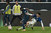 Nicolás Capaldo versucht Hoffenheims Bazoumana Toure mit einer Grätsche zu stoppen.
