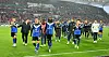 Die HSV-Profis verlassen das Spielfeld nach dem 0:4 in Stuttgart enttäuscht.