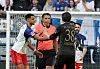 Deniz Aytekin greift während der Partie des HSV gegen Augsburg schlichtend ein