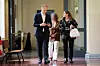 Die Zeugin Keren Tennenbaum (M.) aus Israel geht mit ihrer Anwältin Danielle Einav (r.) und ihrem Anwalt Bernd Groß zum Gerichtssaal.