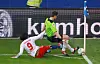 HSV-Profi Paolo Guerrero foult Stuttgart-Torhüter Sven Ulreich