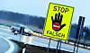 An einer Autobahnausfahrt warnt ein Schild vor dem Weiterfahren in die verkehrte Richtung.