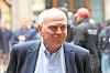Uli Hoeneß schaut unzufrieden zur Seite