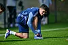 William Mikelbrencis bindet sich im HSV-Training seine Schuhe