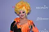 Dragqueen mit gelber Perücke