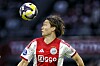 Ajax-Profi Ko Itakura hat den ankommenden Ball genau im Blick.