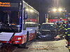 Bei der Verfolgungsjagd kam es zu einem Unfall mit einem Linienbus. Die Feuerwehr musste den Autofahrer aus dem Fahrzeug schneiden. (Archivbild)