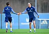 Otto Stange und Yussuf Poulsen klatschen im HSV-Training ab