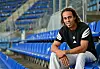 Yussuf Poulsen auf der leeren Tribüne im Volksparkstadion des HSV