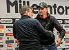 Dieter Hecking mit St. Pauli-Trainer Alexander Blessin am Millerntor